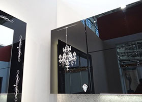 Кухонный фасад в черном глянцевом пластике с лазерной гравировкой