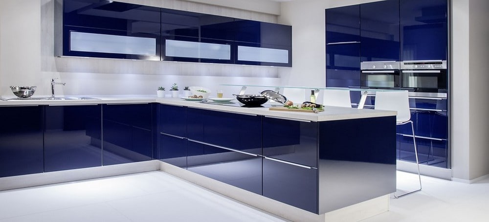 Кухня с глянцевыми акриловыми фасадами Rehau синего цвета