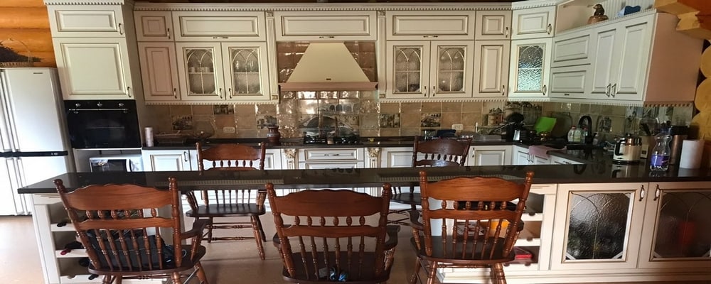 Кухня классического стиля с мебельными фасадами из МДФ плёнке ПВХ